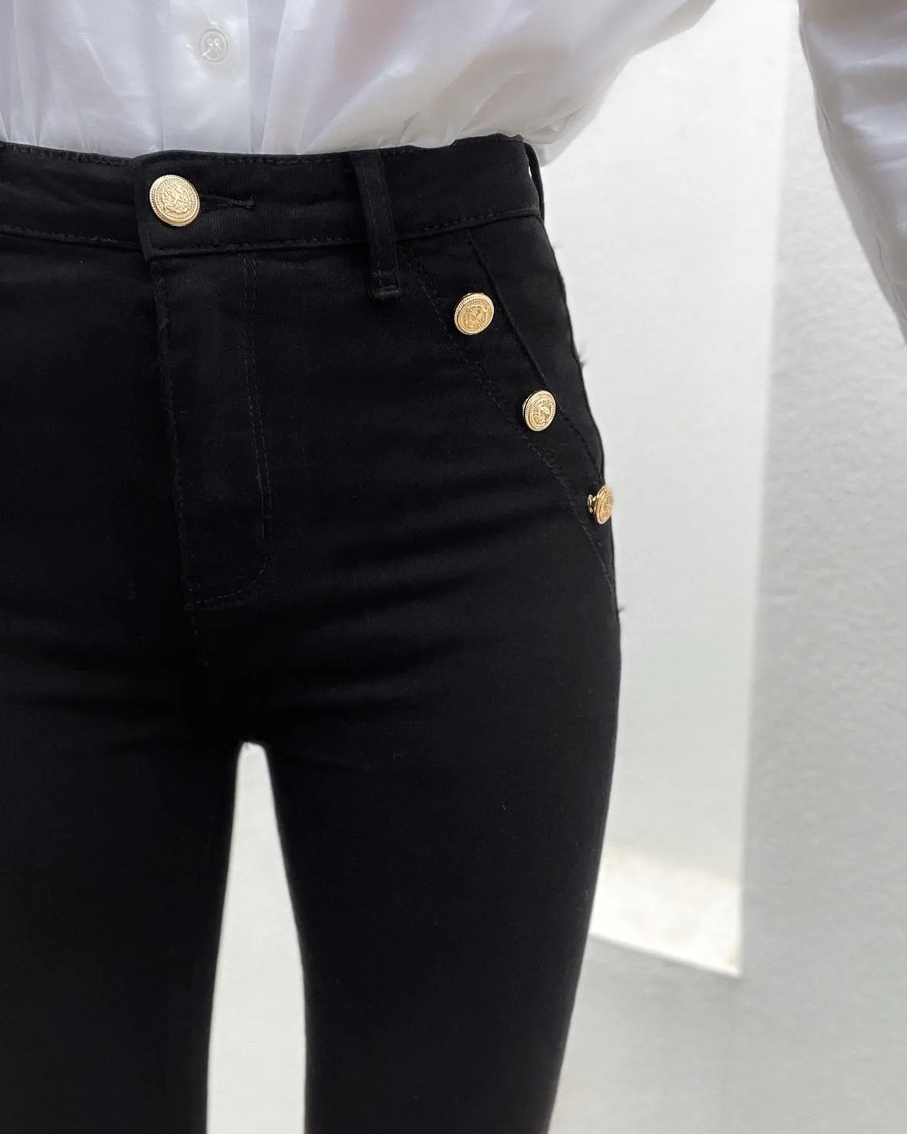 amiyah-high-waisted-jeans-hlace-crne-3
