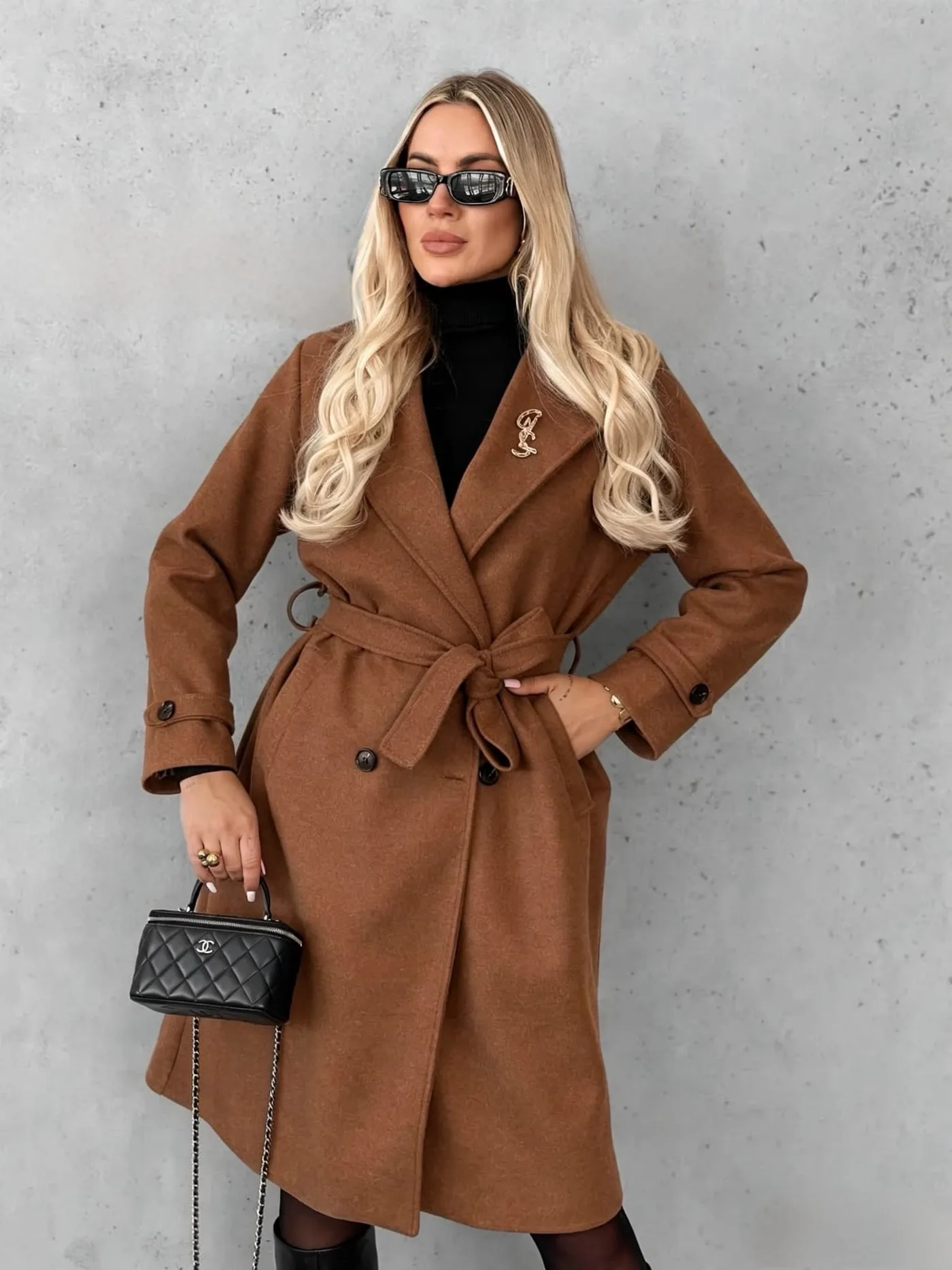 Alwyn plašč z broško camel